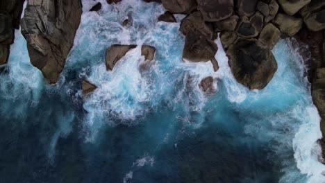 Top-down-of-the-movement-of-the-waves-moving-up-in-Albany-Western-Australia