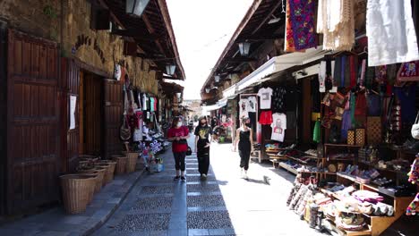 Turistas-Comprando-En-El-Mercado-De-La-Ciudad-Al-Aire-Libre-En-La-Ciudad-De-Anfeh,-Líbano