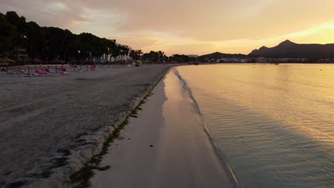 Lange-Kamerafahrt-Des-Strandes-Bei-Sonnenaufgang---Playa-De-Alcúdia,-Mallorca,-Spanien