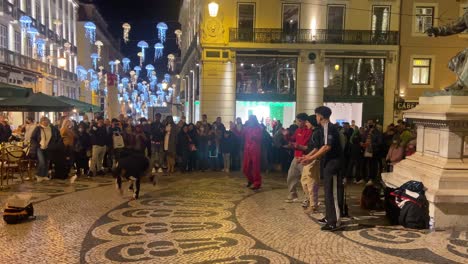 Breakdance-Straßenkünstler-In-Der-Rua-Garrett-In-Lissabon-Unterhalten-Die-Menge-Mit-Ihren-Bewegungen-Und-Ihrem-Können