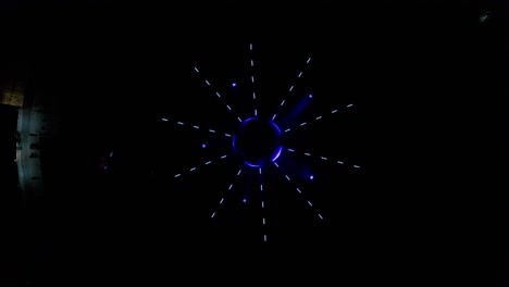 Luftzoom-In-Drohnenaufnahmen-Einer-Abstrakten-Und-Farbenfrohen-Kreisförmigen-LED-Lichtshow-In-Einem-Brunnen-In-Bratislava,-Slowakei