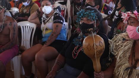Indigene-Stammesvölker-Aus-Dem-Amazonas-Regenwald-Versammeln-Sich,-Um-Proteste-Gegen-Die-Regierung-Zu-Planen