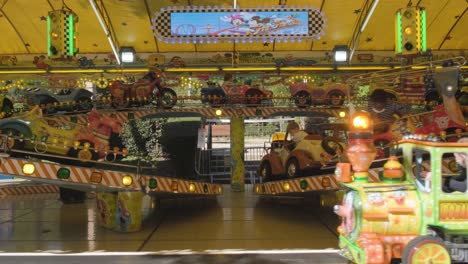 Kinder-Haben-Spaß-Beim-Fahren-Mit-Der-Spielzeugeisenbahn-Im-Vergnügungspark-In-Lugo,-Spanien