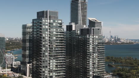Una-Vista-Aérea-De-Los-Rascacielos-De-Vidrio-Y-Hormigón-Recién-Construidos-En-El-Lago-Ontario-En-Toronto.