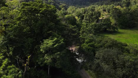 Drone-Volando-Sobre-Un-Camino-De-Tierra-Remoto-Y-Aislado-Que-Atraviesa-La-Espesa-Jungla-De-Costa-Rica