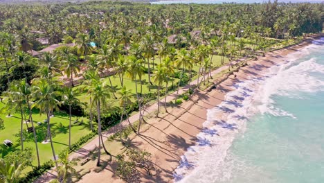 Karibischer-Strand-Von-Playa-Bonita-In-Las-Terrenas-In-Der-Dominikanischen-Republik---Drohnenaufnahme-Aus-Der-Luft