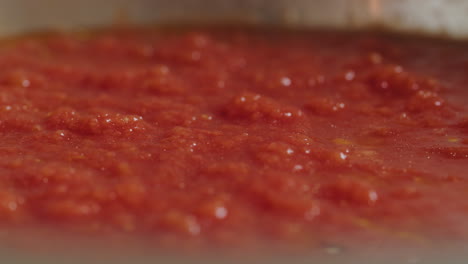 Nahaufnahme-Einer-Verschiebbaren-Makroaufnahme-Frischer-Italienischer-Tomatensauce,-Die-Zur-Herstellung-Traditioneller-Pizza-Verwendet-Wird