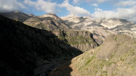 Luftaufnahme-Der-Trockenen-Berge-Der-Zentralen-Zone-In-Der-Maule-Region-Von-Chile-An-Einem-Sonnigen-Tag
