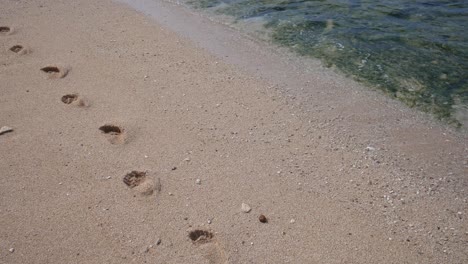 Fußabdruck-Auf-Dem-Weißen-Sand-Am-Strand