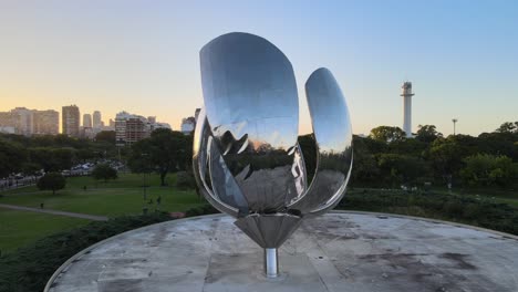 Luftschwenk-Nach-Rechts-Um-Die-Metallische-Skulptur-„Floralis-Generica“-Auf-Der-Plaza-Naciones-Unidas-Bei-Sonnenuntergang-Im-Bezirk-Recoleta