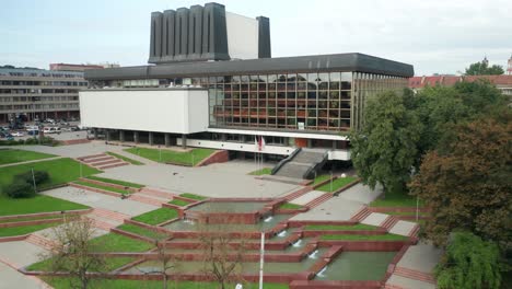 Luftaufnahme:-Flug-Zum-Litauischen-Nationaltheater-Für-Oper-Und-Ballett-In-Vilnius-An-Einem-Strahlend-Sonnigen-Tag