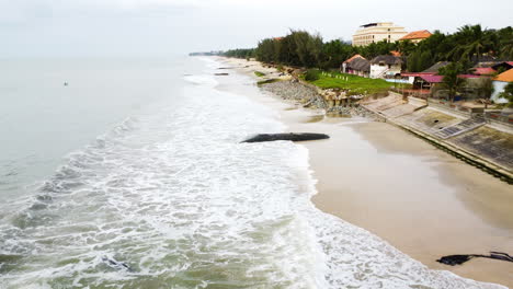 Schnell-Abnehmender-Strand-Von-Vietnam-In-Mui-Ne-Aufgrund-Der-Globalen-Erwärmungskrise-In-Der-Welt,-Luftflug-über-Sicht