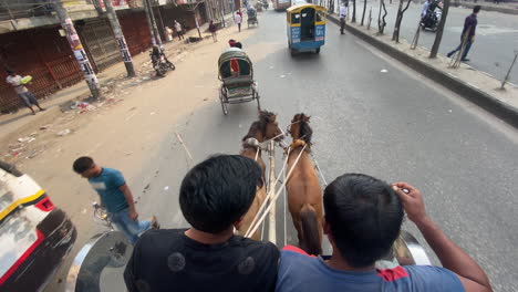 Zwei-Einheimische-Fahren-Mit-Einer-Pferdekutsche-Durch-Eine-Schmutzige-Alte-Dhaka-Straße