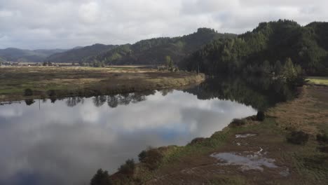Paisaje-Natural-Rural,-Valle-Con-Un-Gran-Río-Tranquilo-A-Través-De-Montañas-Forestales