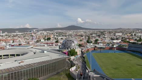 Vista-Aérea-Del-Centro-Cultural-Gómez-Morín,-Monumento-A-Colón-Y-Nuevo-Estadio-Olímpico-De-Querétaro-En-México.