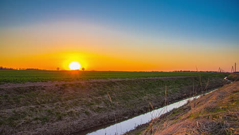 beautiful-sunset-on-a-clear-sky-in-countryside-lands,-timelapse-shot