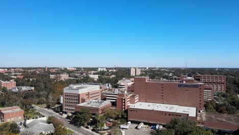 Aerial-view-in-front-of-the-University-of-Florida,-in-sunny-Gainesville,-USA---rising,-drone-shot