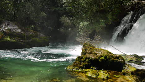 Schwenkaufnahme-Eines-Tosenden-Wasserfalls,-Der-An-Einem-Sonnigen-Tag-Im-Paradies-Neuseelands-In-Den-Tarawera-Fluss-Fließt