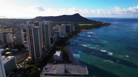Filmische-Drohnenaufnahme-Von-Resorts-Am-Waikiki-Beach-Auf-Oahu-Mit-Diamond-Head-Im-Hintergrund
