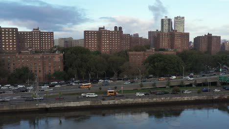 Luftschwenk-über-Den-Harlem-River-Drive-Und-Das-Wohnprojekt-In-East-Harlem,-New-York-City-Am-Frühen-Morgen
