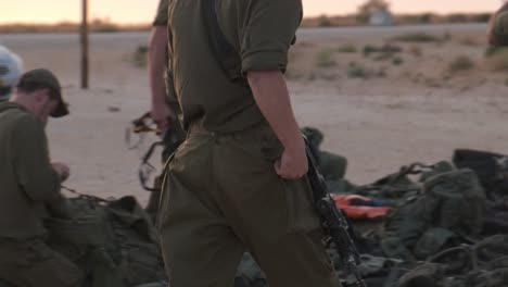 Ein-In-Uniform-Gekleideter-Kampfsoldat-Geht-Mit-Seiner-Waffe-Zu-Seinem-Freund,-Während-Er-Sich-Auf-Den-Krieg-Vorbereitet