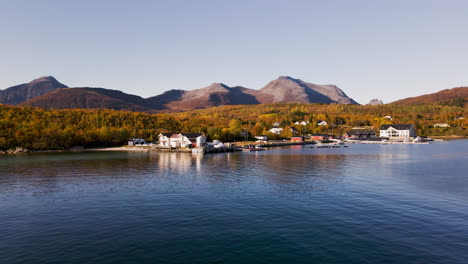 Blick-Auf-Eine-Fischfarmanlage-Im-Hafen-Der-Insel-Senja,-Troms-Und-Finnmark,-Norwegen