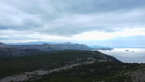 Panoramic-aerial-landscape-of-the-Dinaric-Alps-and-Dubrovnik-coast,-Croatia