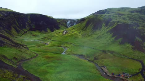 Touristen-Am-Thermalfluss-Im-Reykjadalur-Tal-An-Der-Südküste-Islands
