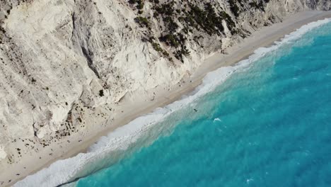 El-Agua-Azul-Más-Clara-Del-Mediterráneo-En-La-Playa-De-Egremni,-Grecia