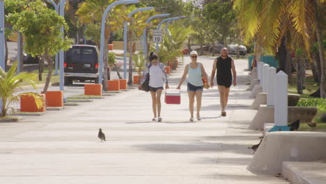 Gente-Caminando-Por-Las-Calles-De-San-Juan-En-El-Destino-Turístico-De-Puerto-Rico.