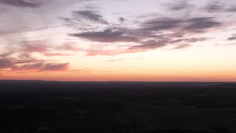 Ein-Ruhiger-Blick-Auf-Den-Sonnenuntergang-Vom-Schloss-Monsaraz-über-Dem-Guadiana-Fluss