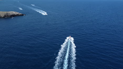 Schnellboote-Im-Blauen-Wasser-Von-Polignano-A-Mar,-Italien