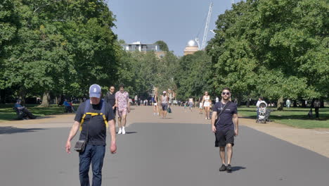 British-People-Strolling-At-The-Kensington-Gardens-In-London,-England