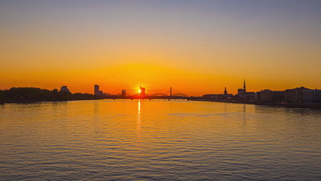 Zeitraffer-Des-Sonnenuntergangs-In-Riga,-Lettland