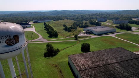 Wassertank-Luftbild-Der-Wild-Truthahn-Brennerei-In-Der-Nähe-Von-Lawrenceburg,-Kentucky