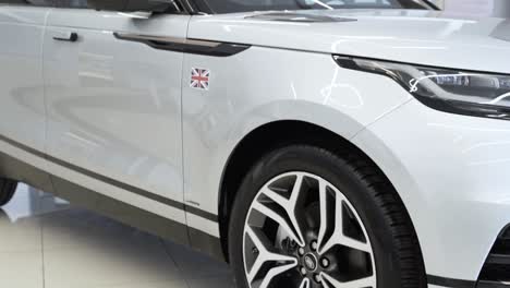car-wheel-side-part-land-rover-velar-white,-modern-car