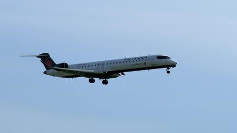 Ein-Air-Canada-Express-CRJ-900-Flugzeug,-Das-Während-Der-Landebahn-Vorbeifliegt