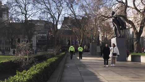 Touristen-Aus-London,-Vereinigtes-Königreich,-Besichtigen-Die-Statuen-Auf-Dem-Parliament-Square,-Aufgenommene-Kameraaufnahme-Der-Statue-Und-Menschen,-Die-Um-Die-Statue-Herumlaufen