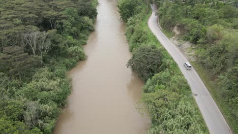 Unidades-De-Furgoneta-En-Una-Estrecha-Carretera-Selvática-Al-Lado-Del-Valle-Del-Río-Pozuzo-En-Perú