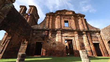Antiguas-Ruinas-De-Una-Misión-Jesuita-Hechas-De-Arenisca-Roja---Vista-Panorámica-De-Gran-Angular-De-Sao-Miguel-Das-Missoes