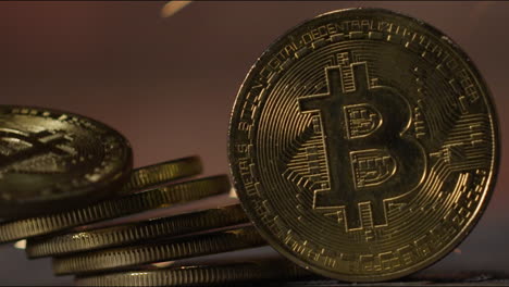 Kryptowährung-Auf-Der-Blockkette---Nahaufnahme-Von-Physischen-Bitcoin-Altcoin-Münzen-In-Dynamischer-Umgebung