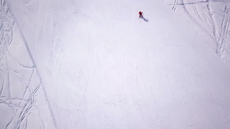 Gente-Esquiando-Y-Haciendo-Snowboard-En-La-Pista-De-Nieve-En-La-Estación-De-Esquí-De-Invierno