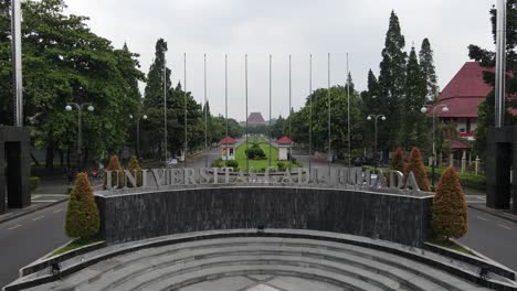 La-Puerta-Principal-De-La-Universidad-Gadjah-Mada-Ubicada-En-La-Ciudad-De-Sleman,-Que-Son-Los-3-Mejores-Campus-De-Indonesia-Y-El-Campus-Soñado-Para-Los-Estudiantes