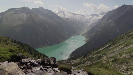 Ein-Wunderschöner-Blauer-See,-Umgeben-Von-Bergen-Im-Hintergrund