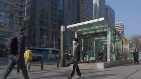 Menschen-Mit-Schutzmasken,-Die-Während-Der-Omicron-Coronavirus-Pandemie-In-Seoul,-Südkorea,-Am-Ausgang-4-Der-U-Bahn-Station-Gangnam-Vorbeigehen