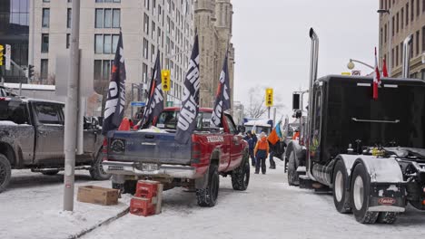 Trucker-Protest-Freiheitskonvoi-Ottawa-Ontario-Kanada-2022-Innenstadt-Lkw-Flaggen-Anti-Vax-Anti-Masken-Covid-19-Vorschriften