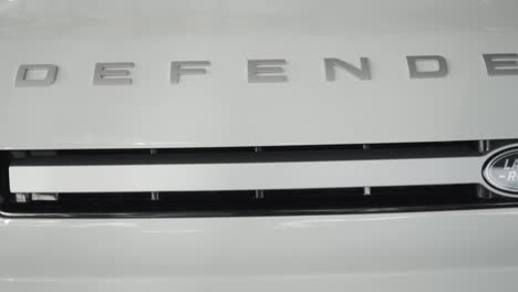 Logo-Der-Neuen-Generation-Des-Land-Rover-Defender-Auf-Der-Motorhaube,-Britischer-Geländewagen,-Range-Rover,-Außenansicht-Des-Autos