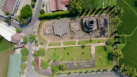 Vista-Aérea-De-Arriba-Hacia-Abajo-Sobre-El-Antiguo-Templo-De-Ngawen-Y-El-Campo-De-Arroz,-Java,-Indonesia