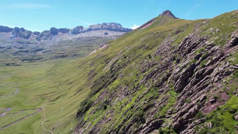 Große-Steile-Felswände-Mit-Einem-Sich-Schlängelnden-Fluss-Im-Tal-Zwischen-Den-Großen-Bergen-Des-Valle-De-Hecho-Y-In-Spanien-In-Der-Nähe-Von-Huesca-An-Einem-Sonnigen-Sommertag
