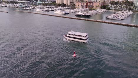 Drone-shot-of-a-tourist-boat-sailing-in-middle-of-the-bay-in-America-|-Tourists-enjoying-boat-ride-in-middle-of-the-bay-in-Miami,-Florida-video-background-in-4K